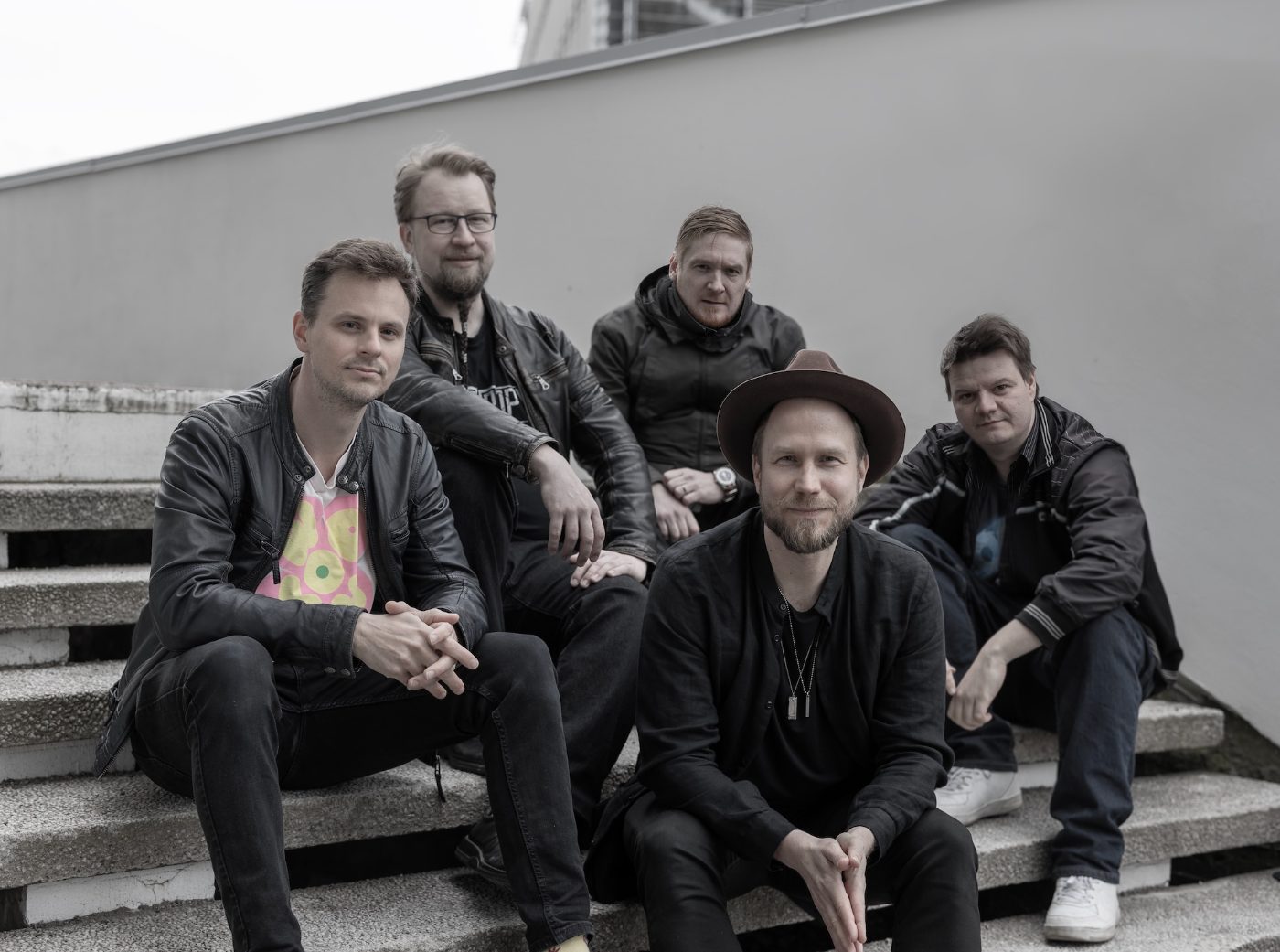Atomitie-yhtyeen jäsenet ryhmäkuvassa